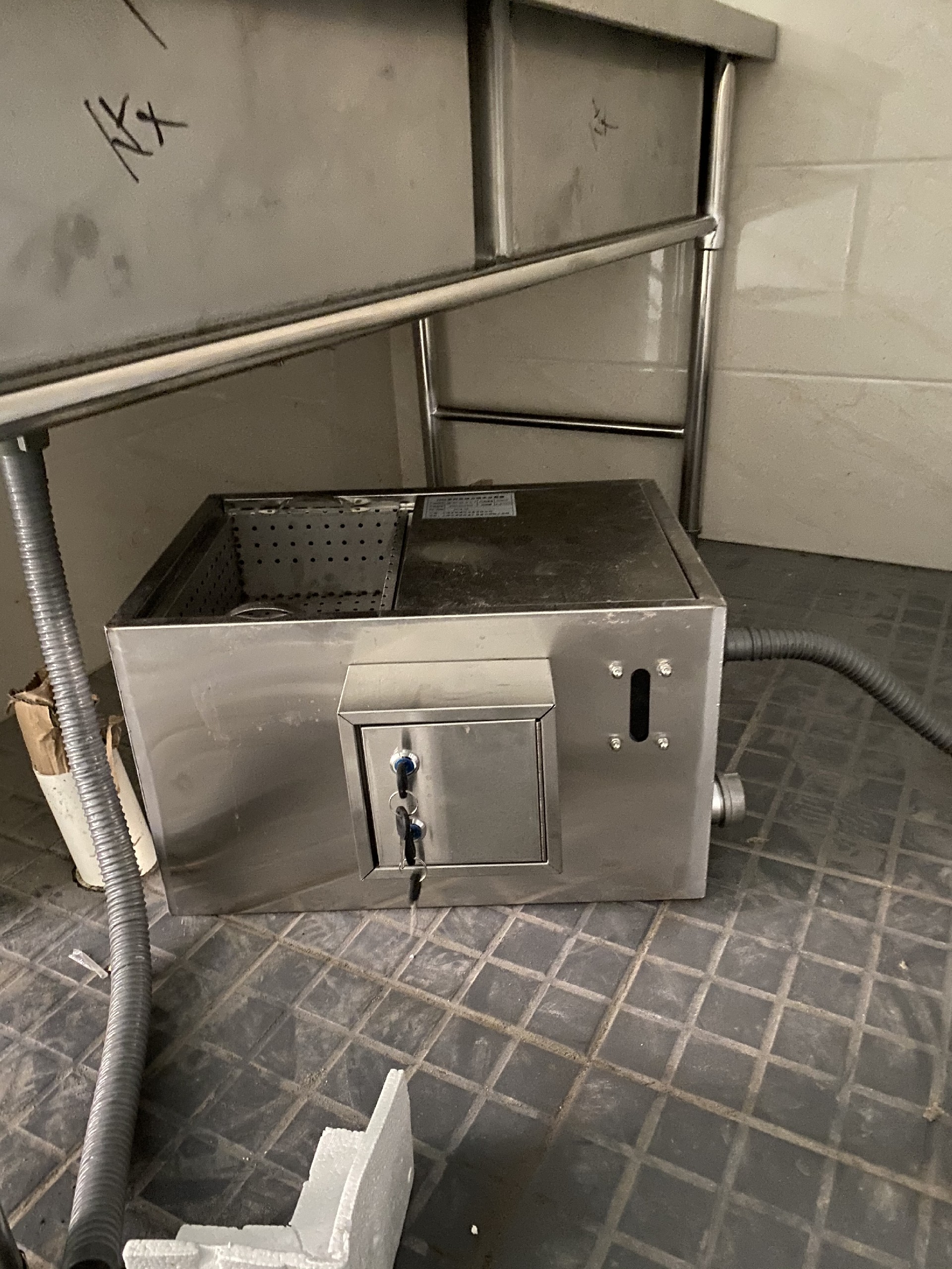 厨房油水分离器安装