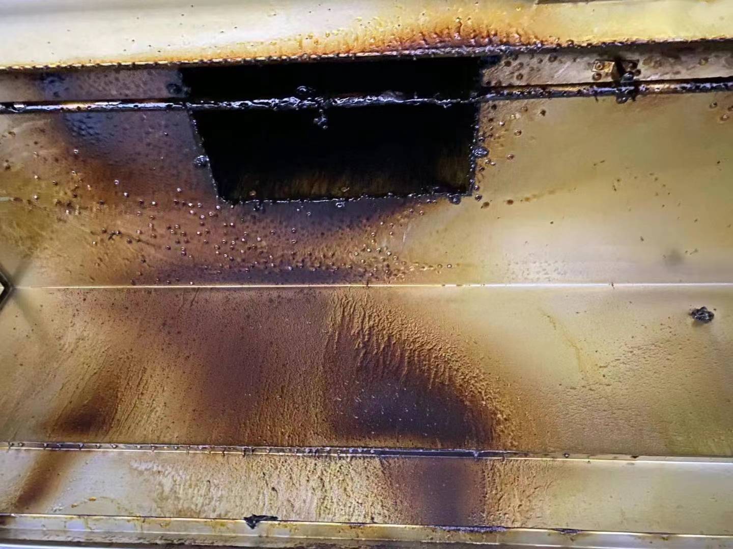 排烟罩长时间不清洗所带来的污垢