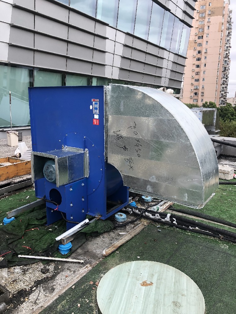 学校排烟风机安装完成照片
